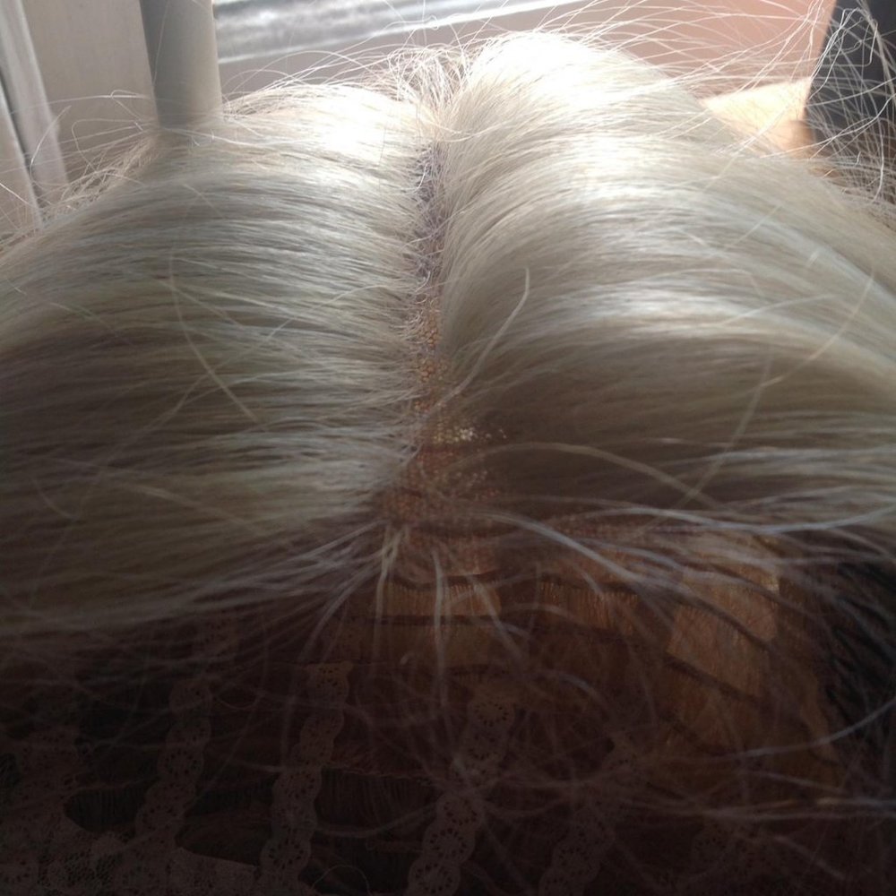 Cream blonde lace front wig - Picture 4 of 4